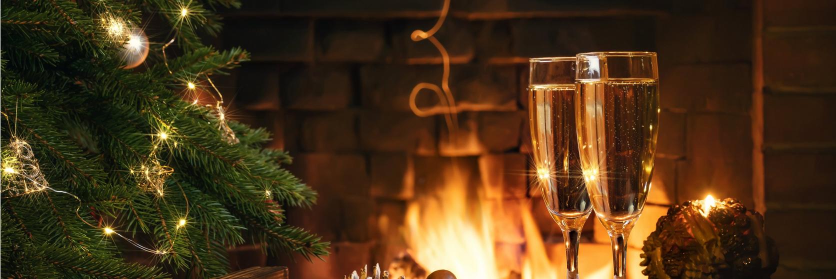 Christmas_ tree_and_champagne_flutes