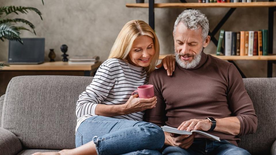 couple-on-sofa-reading