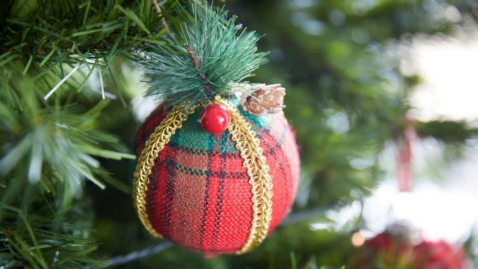 Diy-christmas-tree-decorations-1