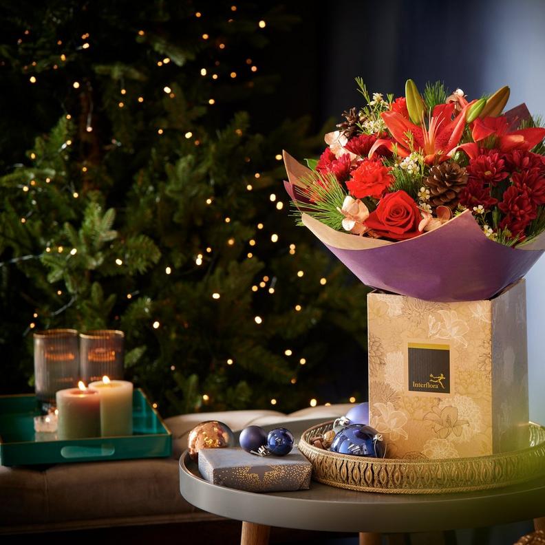festive-flower-bouquet-with-christmas-tree_1