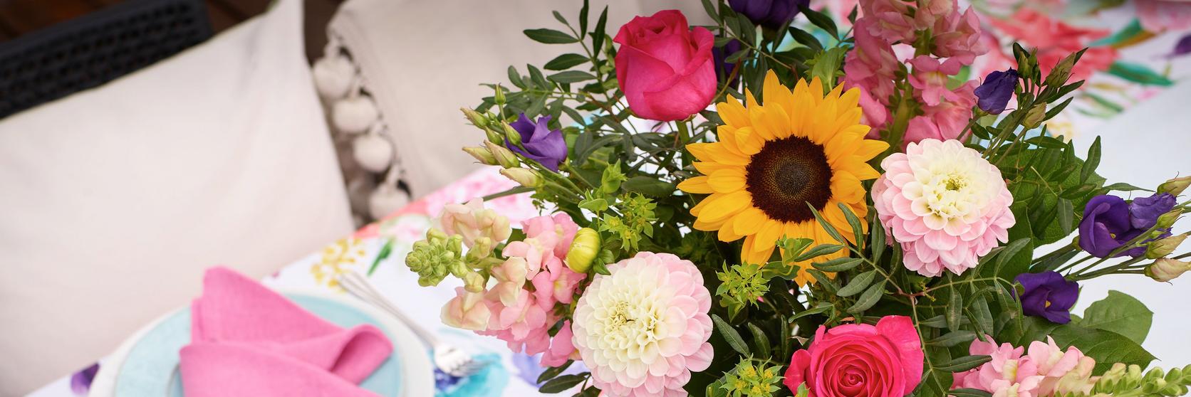 Interflora-sunflower-rose-vase-birthday-cake