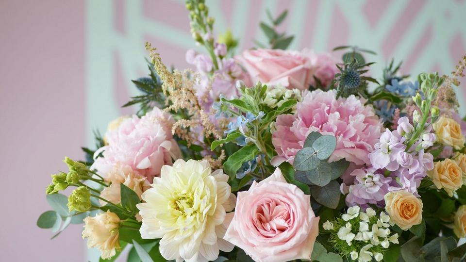 Interflora010524-HHTU3(ALT2)CLOSEUP_peony