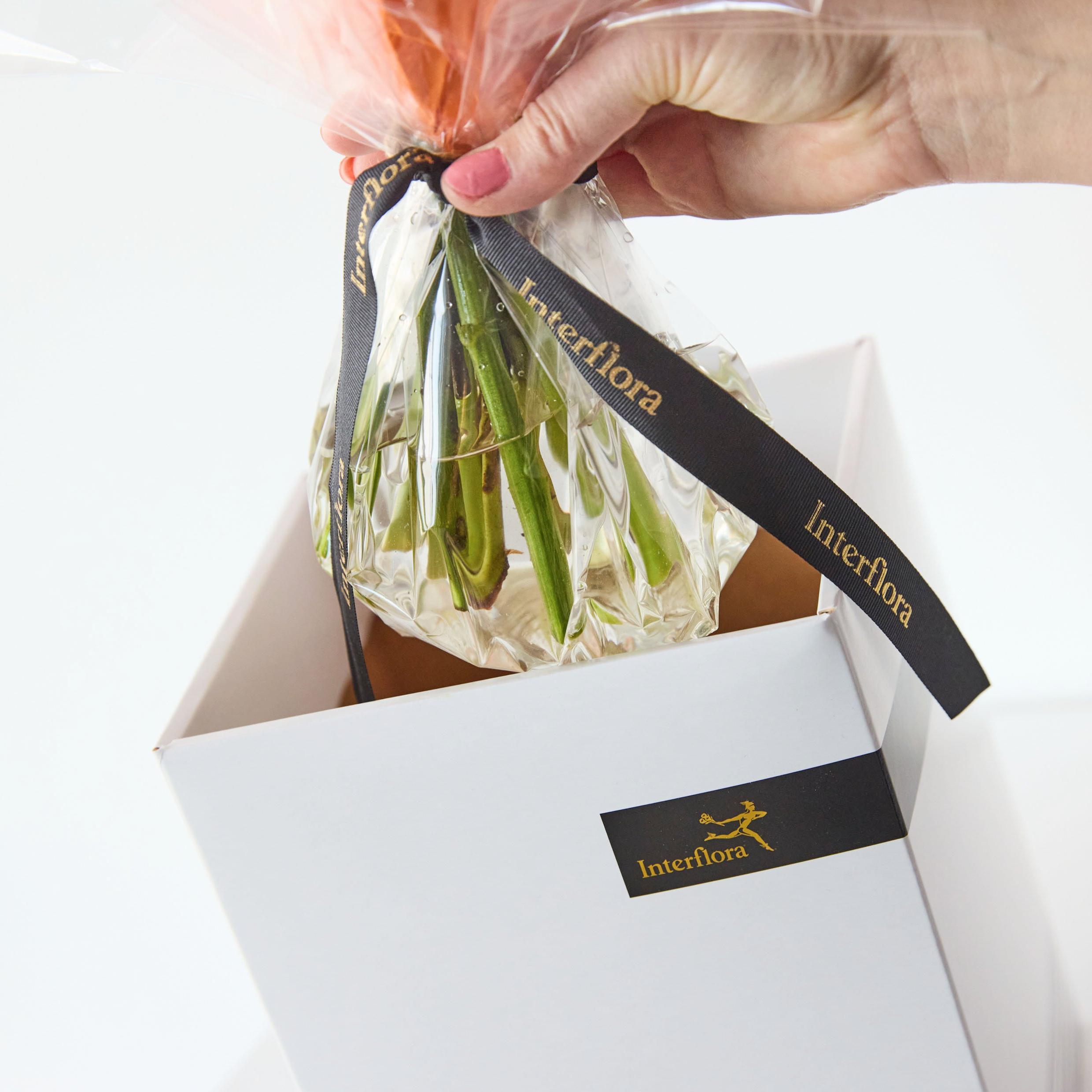Interflora_remove_bouquet_from_packaging