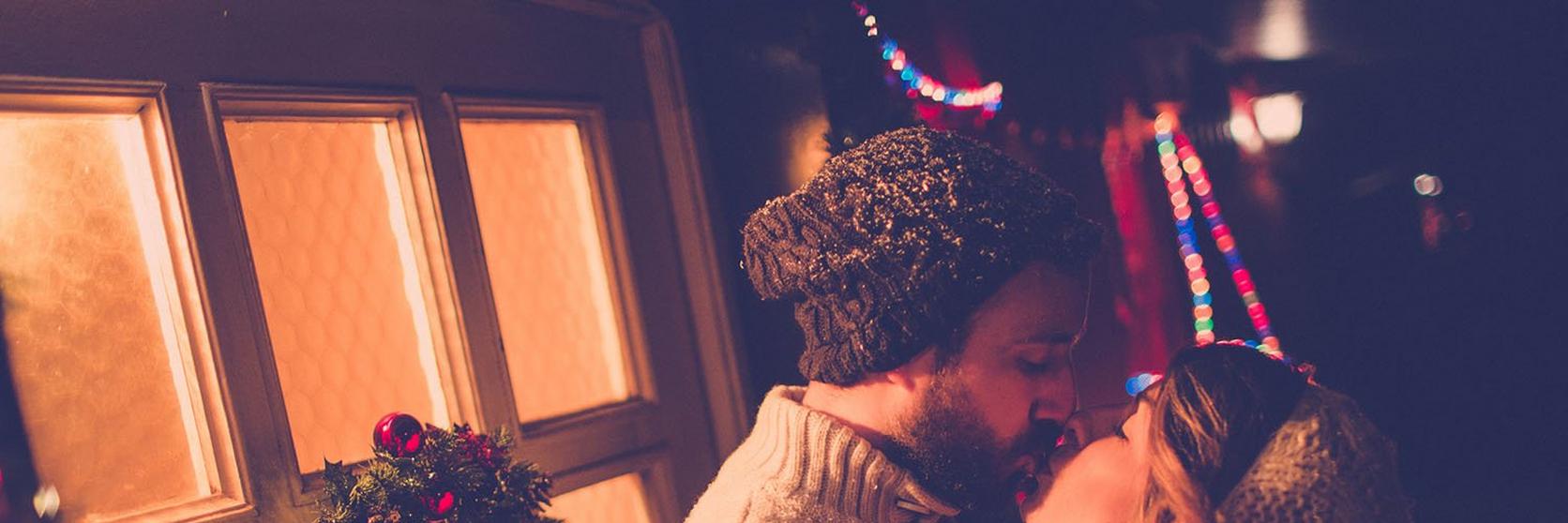 kiss-under-mistletoe