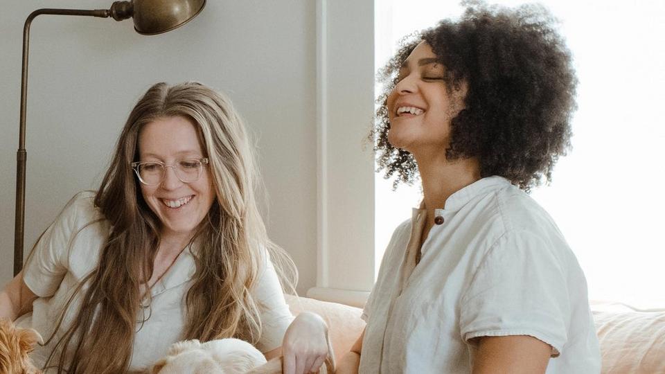 mother-and-daughter-on-bed