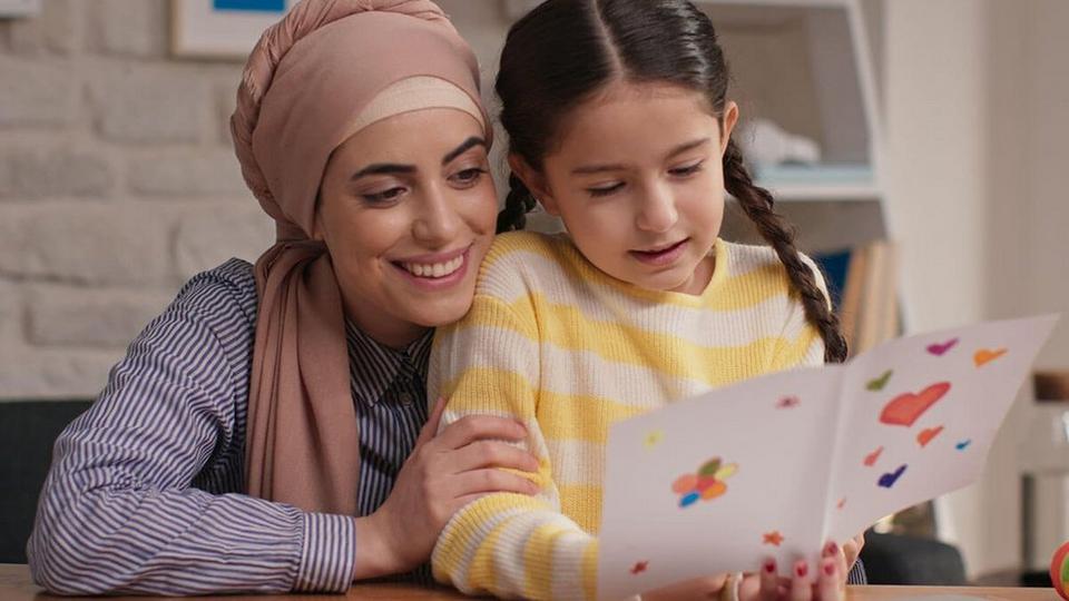 Mother-And-Daughter-Reading-Card