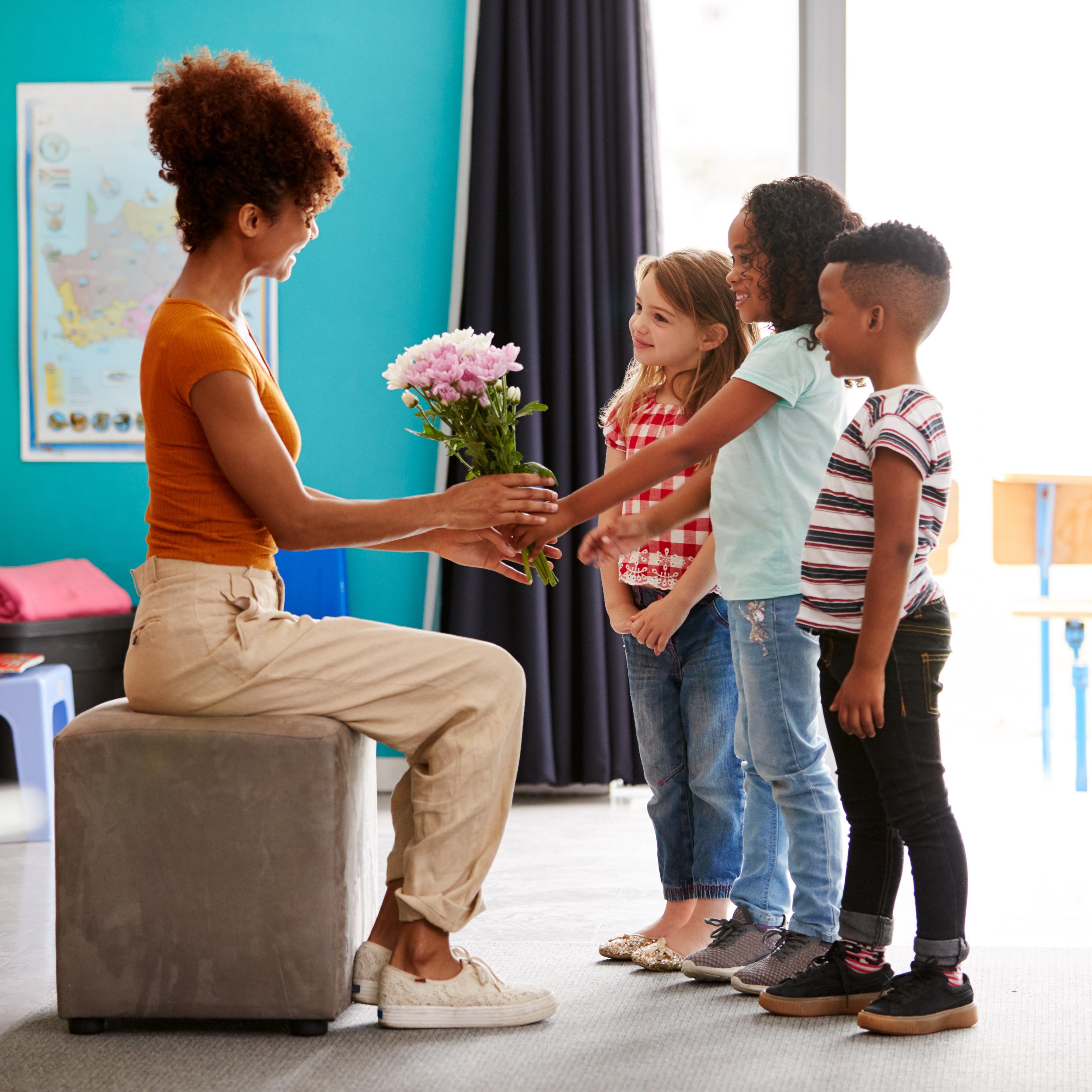 Teacher_receiving_gift_group