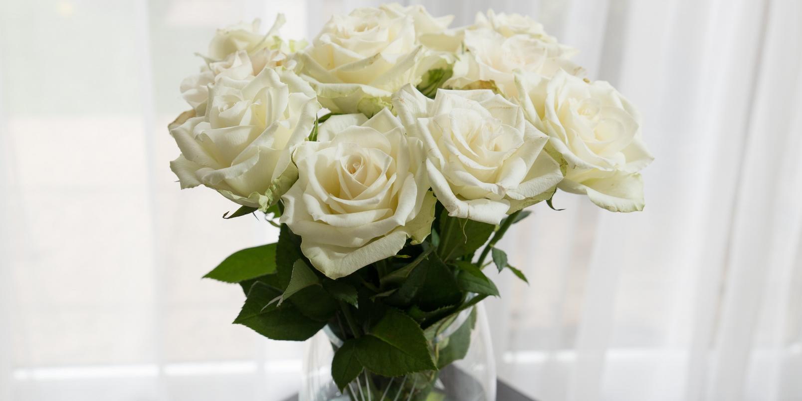 white_rose_bouquet_in_vase