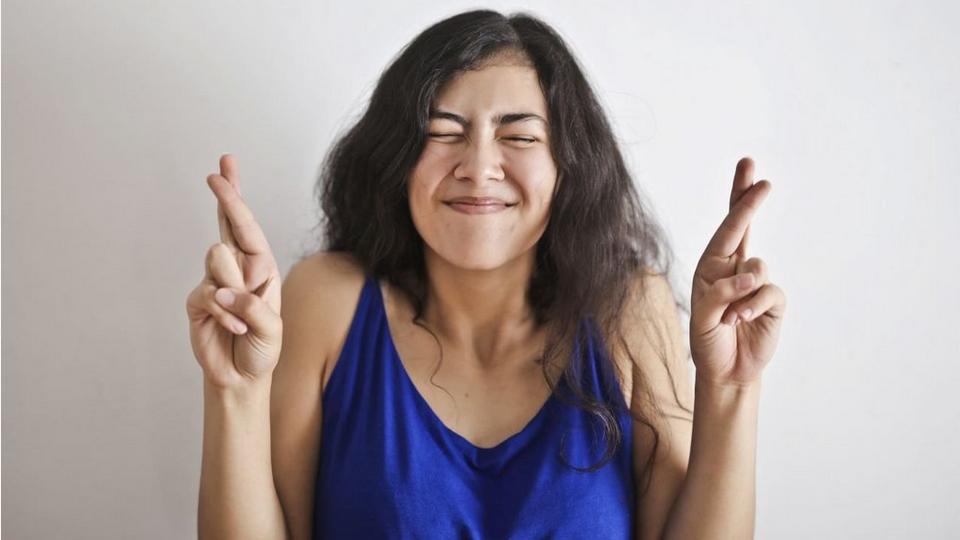 woman-fingers-crossed